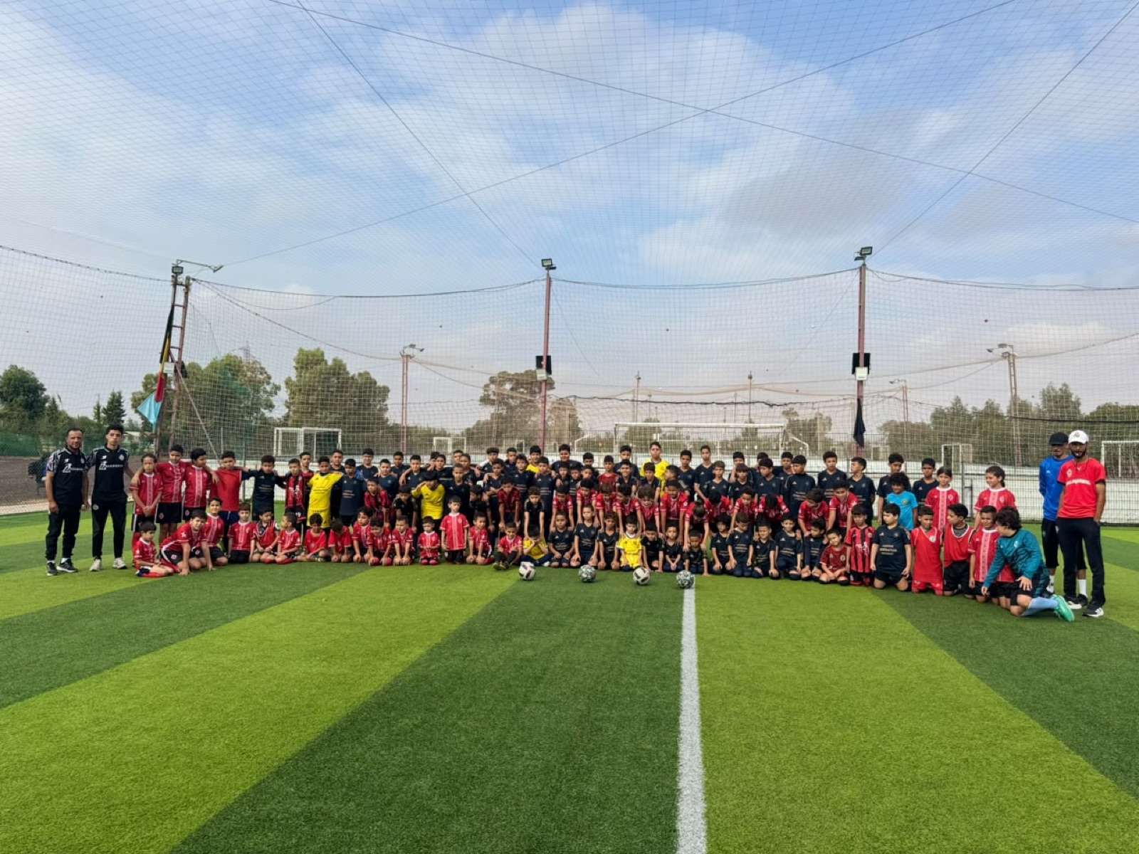 Tous les joueurs et éducateurs de la Palmarena Football Academy réunis sur le terrain