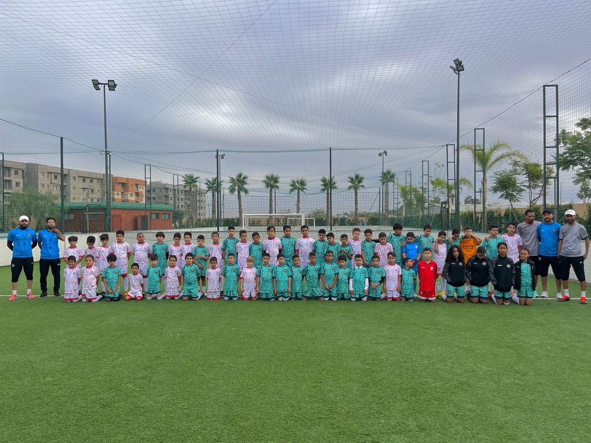 Les groupes de l'Academy réunis sur un terrain extérieur lors d'une journée de matchs