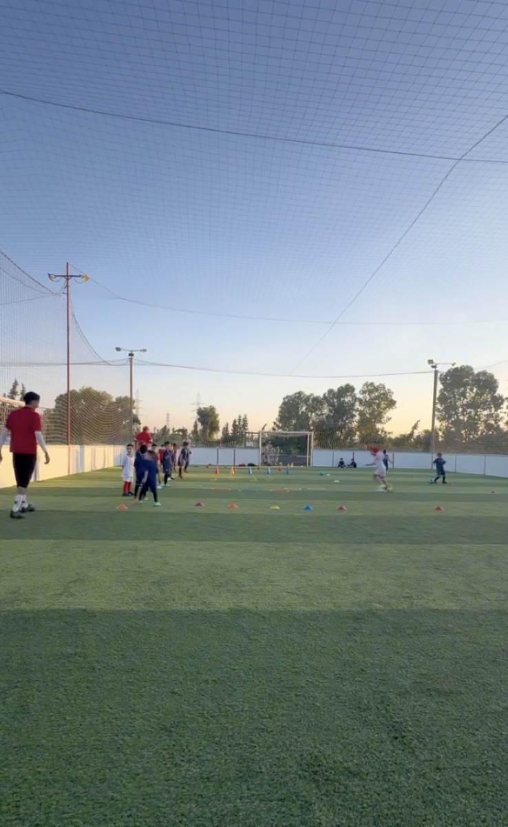 Groupe de jeunes joueurs avec leur éducateur